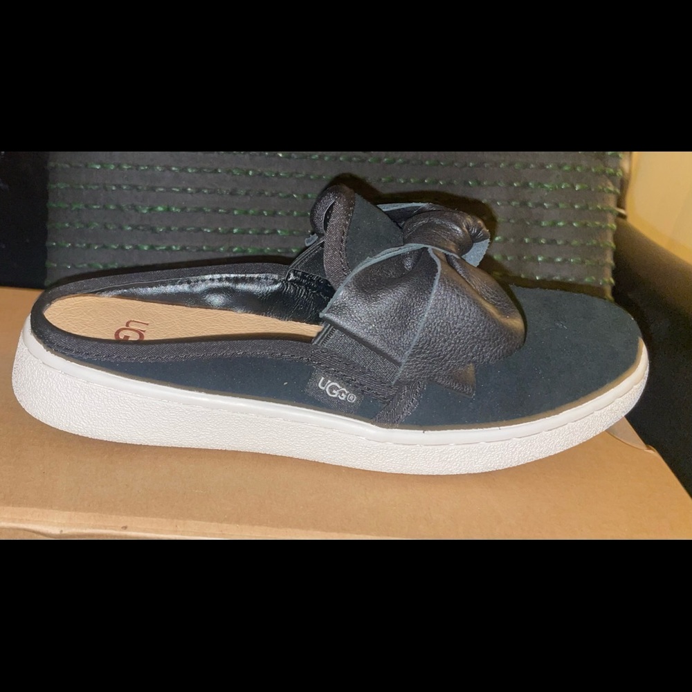 New never worn Ugg Slide on sneakers size 5